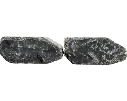 Deux pavés sombres avec une surface rugueuse