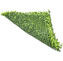 Kunstrasenmatte mit grünen Blättern