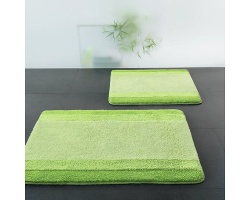 Zwei grüne Badteppiche auf dunklem Untergrund