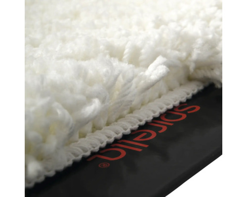 Detailansicht einer weißen Badematte mit Flor und Spirella Logo.