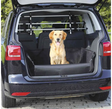 Hund im Kofferraum mit Hundegitter und Kofferraumschutzdecke