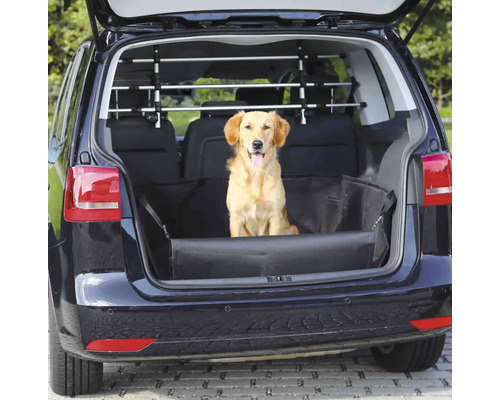 Hund im Kofferraum mit Hundegitter und Kofferraumschutzdecke