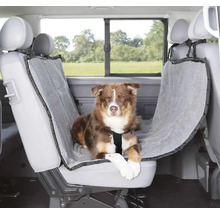 Chien allongé sur une housse de siège auto à l'intérieur du véhicule