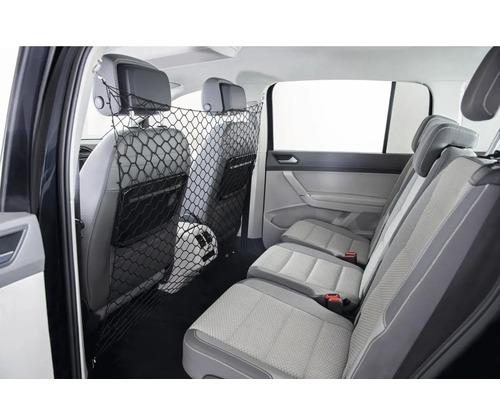 Intérieur d'une voiture avec filet de séparation pour le coffre