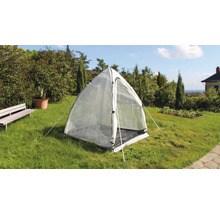 Gewächshauszelt im Garten auf Rasen