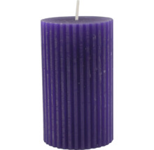 Dekorative Stumpenkerze mit gerippter Oberfläche