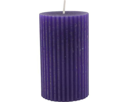 Dekorative Stumpenkerze mit gerippter Oberfläche