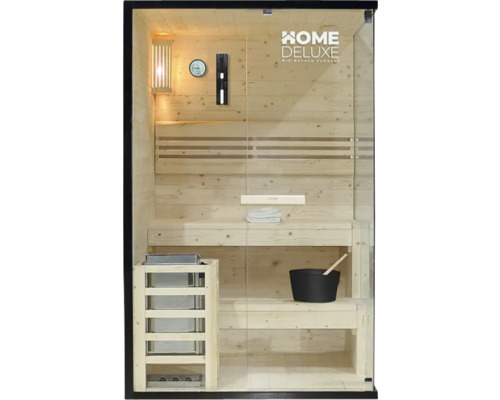 Innenansicht einer Sauna mit Holzbänken, Saunaofen, Thermometer, Hygrometer, Sanduhr, Holzeimer und Schöpfkelle