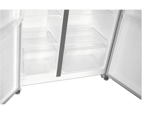 Innenraum eines Kühlschranks mit offenen Türen und transparenten Schubladen