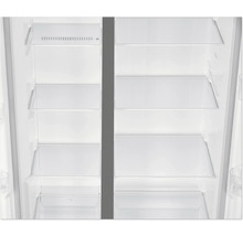 Innenansicht eines leeren Kühlschranks mit Glasablagen