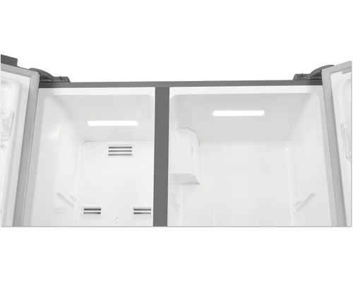 Innenraum eines leeren Kühlschranks mit offenen Türen