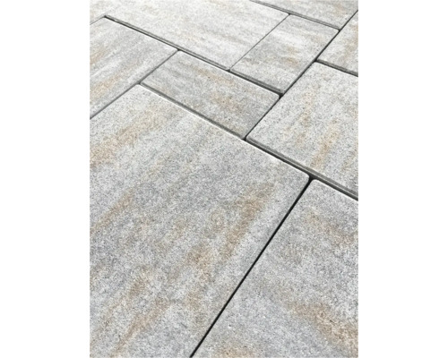 Gros plan de pavés dans le jardin