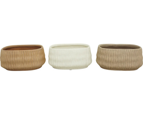 Trois pots de fleurs en céramique avec une surface rainurée