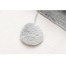 Balle en peluche grise sur un jouet pour chat