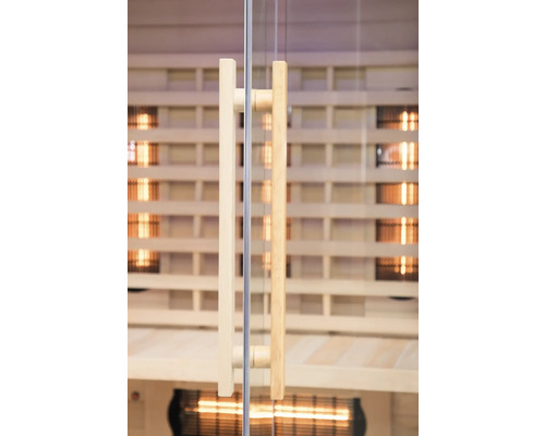 Nahaufnahme einer Saunatür aus Glas mit Holzgriffen