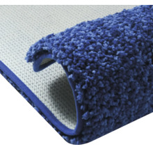 Detailansicht eines blauen Badteppichs mit Flor