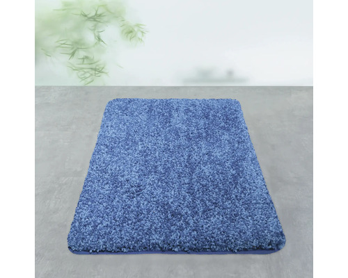 Blauer Teppich auf hellem Untergrund