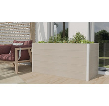 Jardinière en bois composite avec plantes sur une terrasse