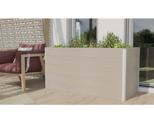 Jardinière en bois composite avec plantes sur une terrasse