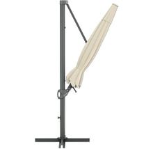 Geschlossener, beiger Sonnenschirm mit grauem Ständer