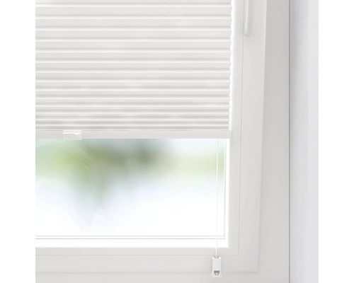 Store plissé blanc sur la fenêtre pour le contrôle de la lumière