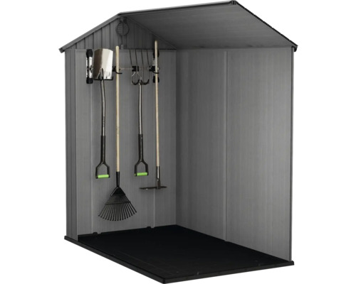 Abri de jardin avec outils de jardin tels que bêches, râteaux et fourches