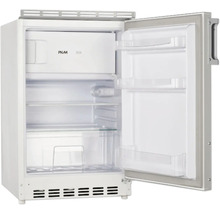 Geöffneter Kühlschrank mit Regalen und Gefrierfach