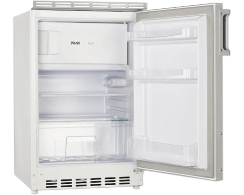 Geöffneter Kühlschrank mit Regalen und Gefrierfach