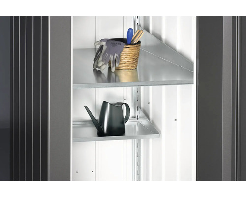 Innenansicht eines Geräteschranks mit Regalen, auf denen eine Gießkanne, Gartenhandschuhe und Gartengeräte platziert sind