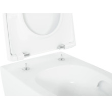Gros plan de toilettes blanches avec couvercle de toilette ouvert