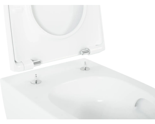 Gros plan de toilettes blanches avec couvercle de toilette ouvert