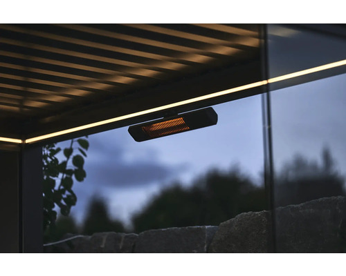 Terrassenheizer zur Wandmontage unter einer Terrassenüberdachung.