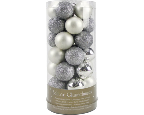 Weihnachtsbaumkugeln aus Glas mit silberfarbener Oberfläche im Behälter