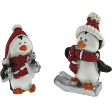 Zwei Pinguinfiguren mit Mützen und Schals für die Weihnachtsdekoration
