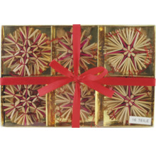 Paquet cadeau avec seize étoiles de paille et un nœud