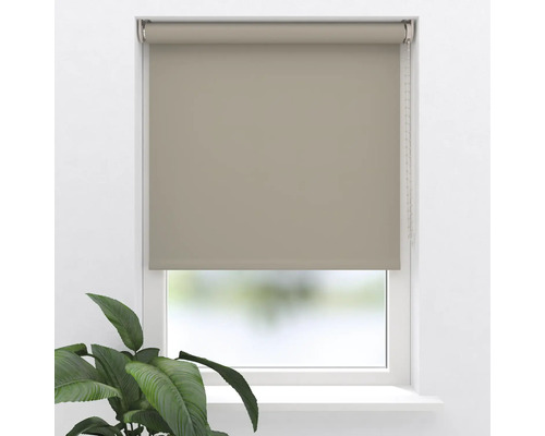 Beige Fensterrollo im geschlossenen Zustand.