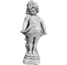 Figurine de jardin d'un garçon qui urine