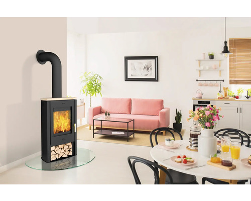 Salon avec poêle à bois, canapé et table à manger