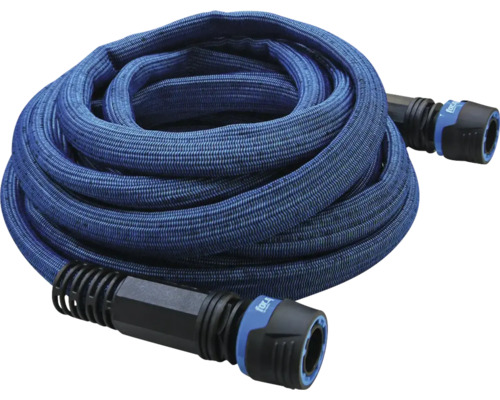 Aufgerollter Gartenschlauch mit Kupplungen