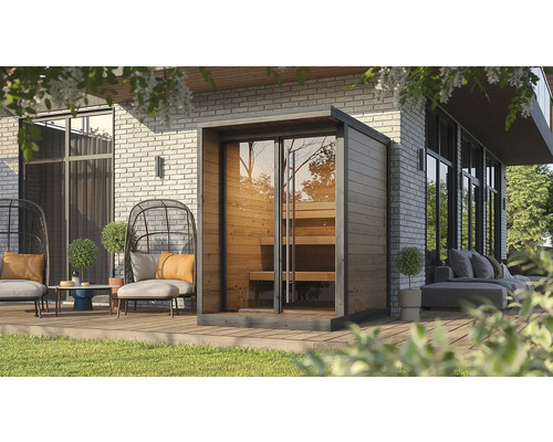Sauna extérieur moderne en bois avec façade vitrée et bancs intérieurs sur une terrasse en bois avec mobilier de jardin devant un mur en briques.