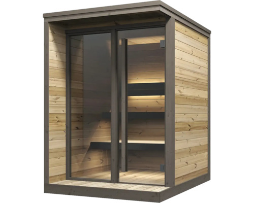 Moderne Außensauna aus Holz mit großer Glasfront und beleuchteten Bänken im Innenbereich.