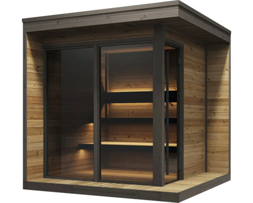 Moderne Gartensauna aus Holz mit grosser Glasfront und beleuchteten Innenbänken auf mehreren Ebenen.