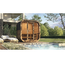 Sauna tonneau moderne en bois avec façade vitrée sur une terrasse en bois près d'une piscine dans un jardin spacieux.