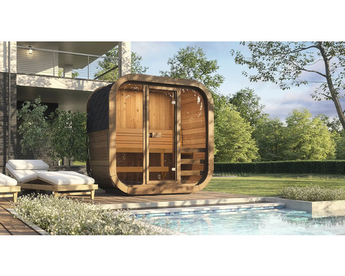 Sauna tonneau moderne en bois avec façade vitrée sur une terrasse en bois près d'une piscine dans un jardin spacieux.