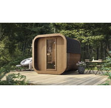 Sauna tonneau moderne en bois avec angles arrondis, porte vitrée et toit noir sur une terrasse en bois dans un jardin.
