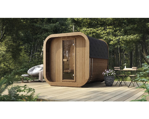 Sauna tonneau moderne en bois avec angles arrondis, porte vitrée et toit noir sur une terrasse en bois dans un jardin.