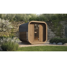 Sauna d'extérieur moderne en bois en forme de pod avec porte vitrée et toit en bardeaux sombres dans un jardin.