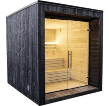 Moderne Aussensauna mit dunkler Holzverkleidung, einer Glasfront und einem Innenraum aus hellem Holz mit gestuften Bänken.