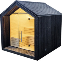 Moderne Gartensauna mit schwarzer Holzverkleidung, Glasfront und hellen Holzbänken im Innenraum.