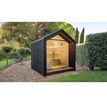 Moderne Gartensauna mit dunkler Holzfassade, hellem Innenraum aus Holz, großer Glasfront und Satteldach im Garten.
